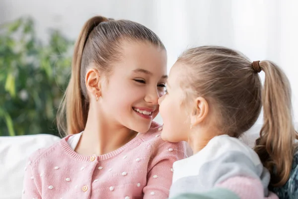 Två glada leende små flickor eller systrar hemma — Stockfoto