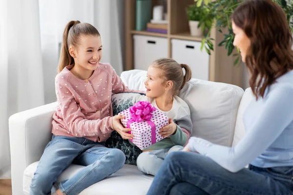 Daughters giving present to happy mother — Stock Photo, Image