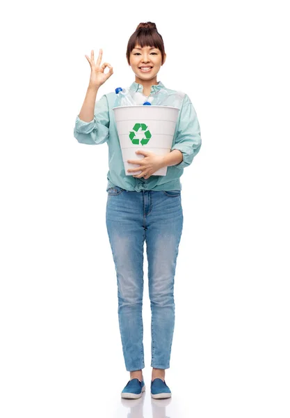 Sonriente joven mujer clasificación de residuos de plástico — Foto de Stock