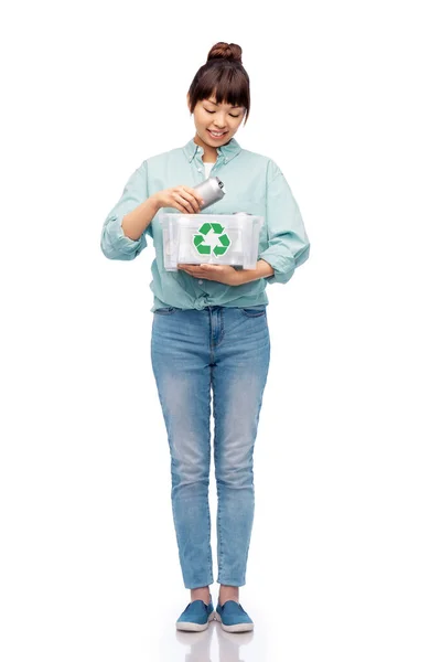 Sonriente joven asiático mujer clasificación metálico residuos — Foto de Stock