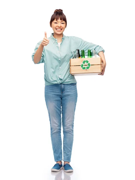 Sonriente joven asiático mujer clasificación vidrio residuos — Foto de Stock