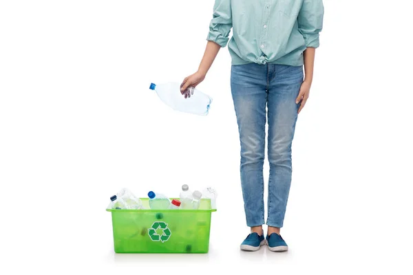 Giovane donna selezionando rifiuti di plastica — Foto Stock