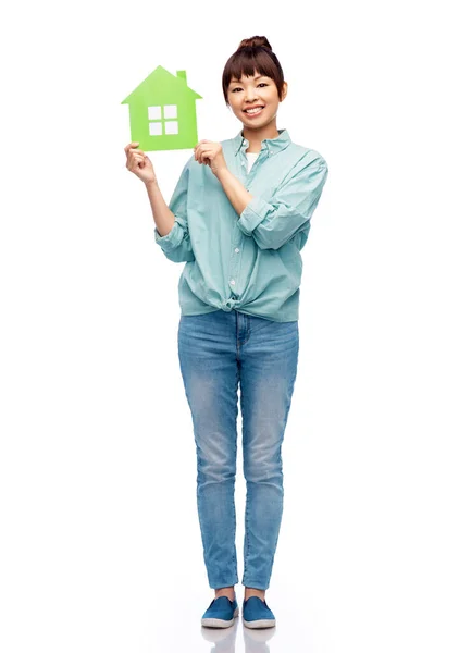 Usmívající se asijská žena drží zelený dům — Stock fotografie