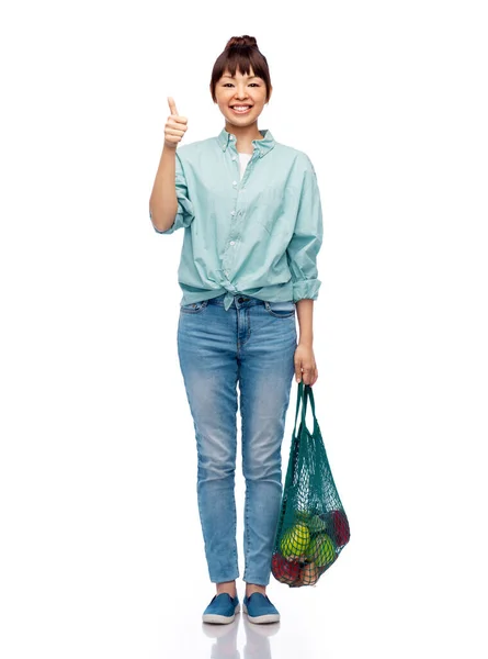 Donna con il cibo in borsa stringa mostrando pollici in su — Foto Stock