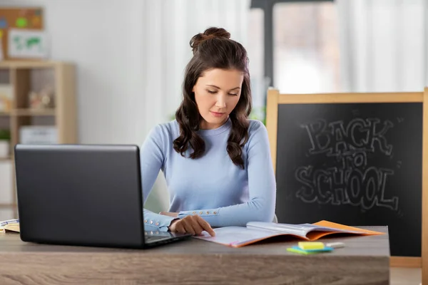 Professor com laptop e notebook trabalhando em casa — Fotografia de Stock