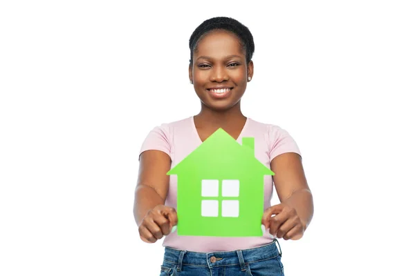 Sorridente afro-americano mulher segurando casa verde — Fotografia de Stock