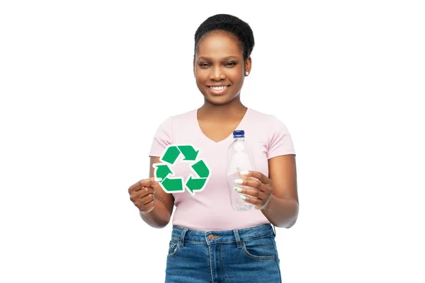 Nő újrahasznosítási jelzéssel és műanyag palackkal — Stock Fotó
