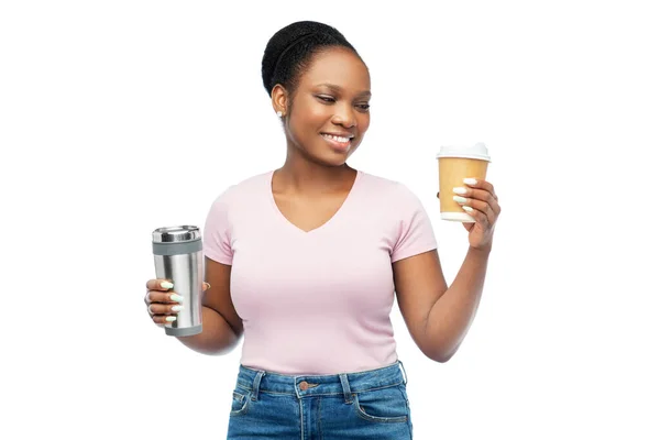 Femme avec tasse de café et gobelet pour boissons chaudes — Photo