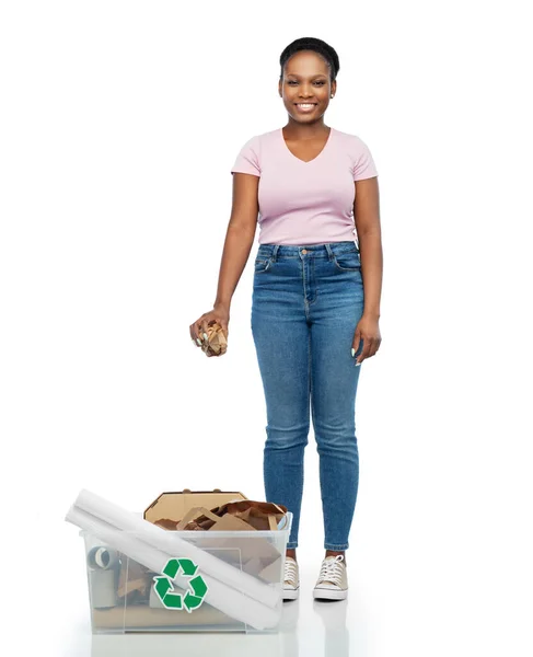 Boldog afro-amerikai nő válogatás papír hulladék — Stock Fotó