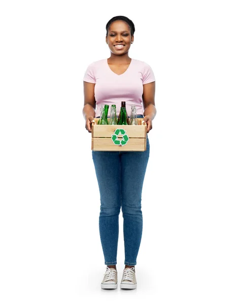 Boldog afro-amerikai nő válogatás üveg hulladék — Stock Fotó