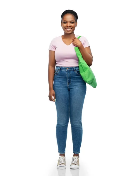 Vrouw met herbruikbare canvas tas voor voedsel winkelen — Stockfoto