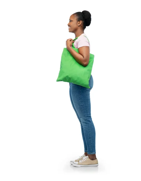 Frau mit wiederverwendbarer Stofftasche für Lebensmitteleinkäufe — Stockfoto