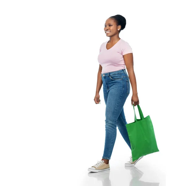 Mujer con bolsa de lona reutilizable para compras de alimentos — Foto de Stock