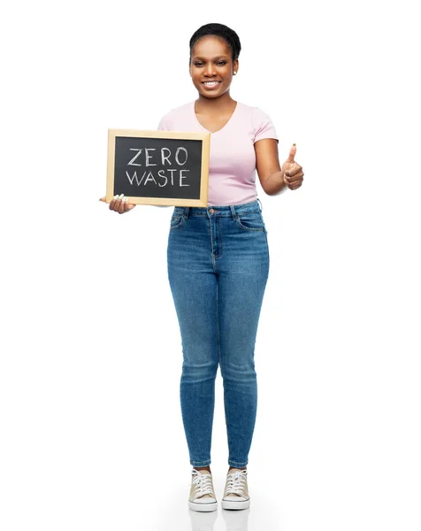 Africká žena s nulovým odpadem slova na tabuli — Stock fotografie