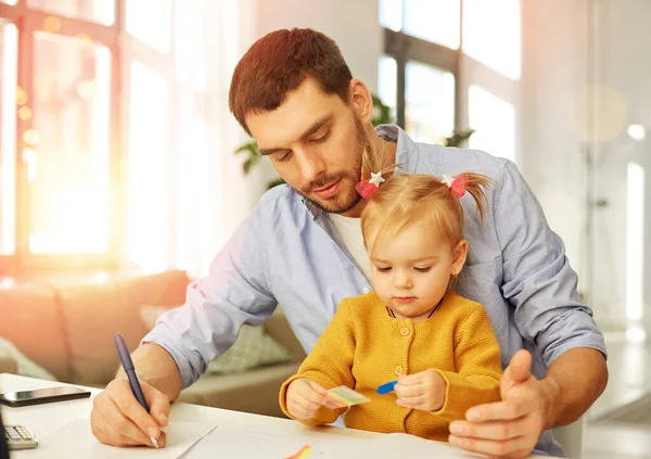 Arbetsfar med bebis dotter på hemmakontoret — Stockfoto