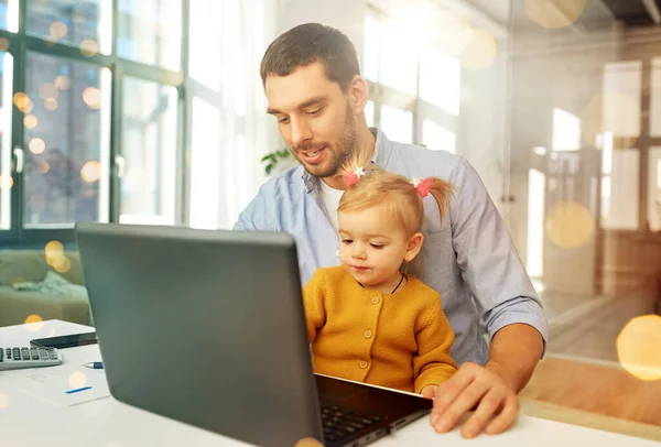 Padre di lavoro con la figlia bambino a casa ufficio — Foto Stock