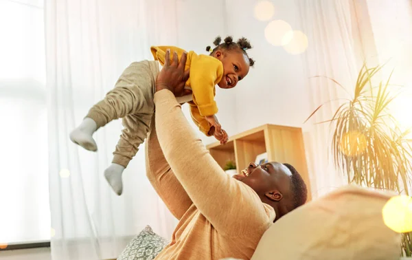 Gelukkig Afrikaans amerikaanse vader met baby thuis — Stockfoto