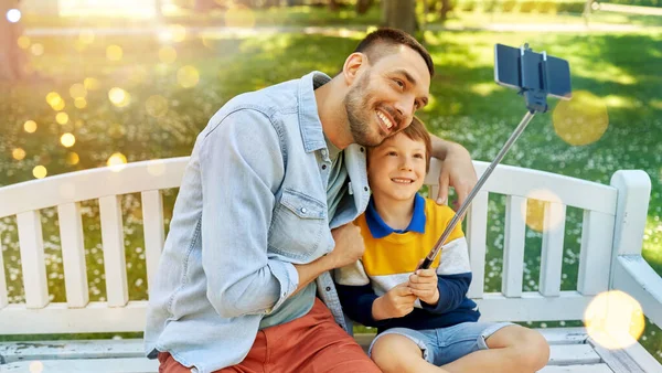 Baba oğul parkta selfie çekiyorlar. — Stok fotoğraf