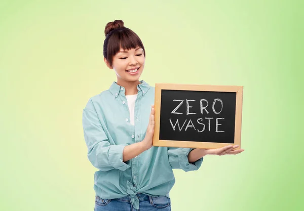 Азіатська жінка тримає крейдяну дошку з нульовими словами про відходи — стокове фото
