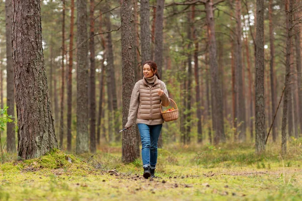 Ung kvinna plocka svamp i höstskogen — Stockfoto