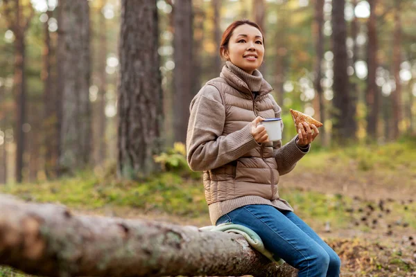 Mujer bebiendo té y comiendo sándwich en el bosque —  Fotos de Stock