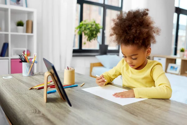 Kleines Mädchen zeichnet zu Hause mit Malstiften — Stockfoto