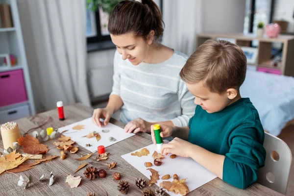 Mère et fils faisant des photos de feuilles d'automne — Photo