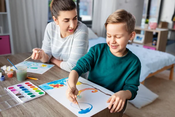 Moeder en zoon met kleuren thuis tekenen — Stockfoto