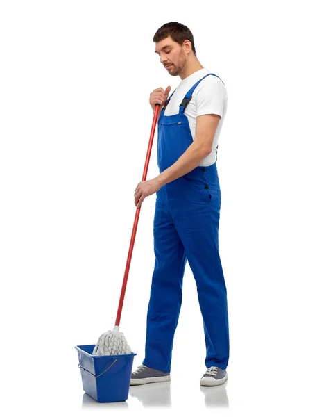 Piso de limpieza limpiador masculino con fregona y cubo —  Fotos de Stock
