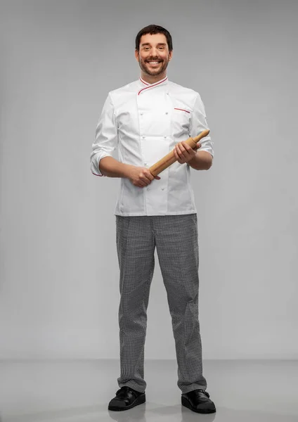 Feliz chef masculino sonriente o panadero con rodillo — Foto de Stock