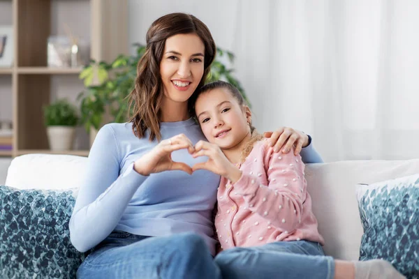 Glücklich lächelnde Mutter mit Tochter zu Hause — Stockfoto