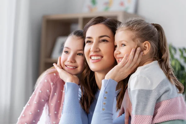 Glad leende mor med två döttrar hemma — Stockfoto