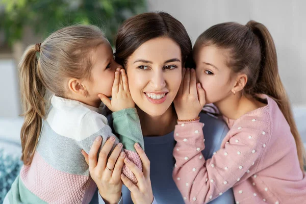 Šťastná matka a dcery drbání doma — Stock fotografie