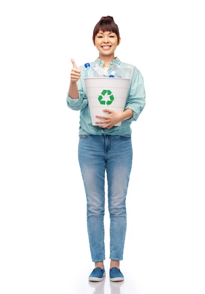 Усміхнена молода жінка сортує пластикові відходи — стокове фото