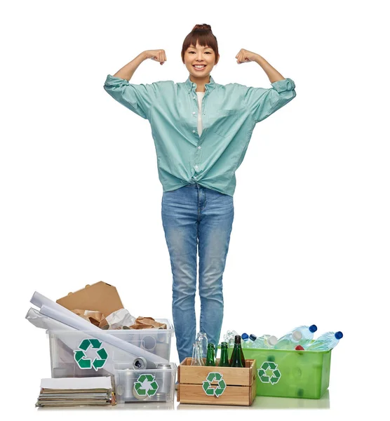 Glückliche Frau sortiert Papier, Metall und Plastikmüll — Stockfoto