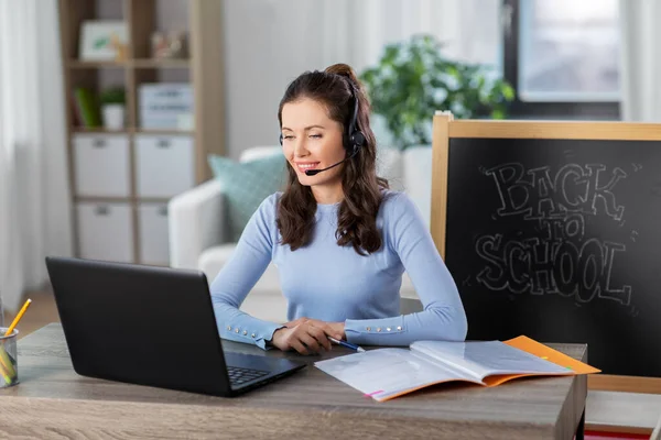 Teacher with laptop having online class at home — Stock Photo, Image