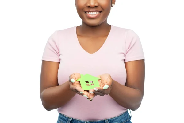 Sorridente donna afro-americana in possesso di casa verde — Foto Stock