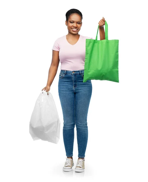 Mujer comparando bolsas reutilizables y plásticas — Foto de Stock