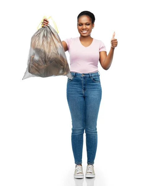 Mosolygós nő kezében műanyag szemetes zsák hulladék — Stock Fotó