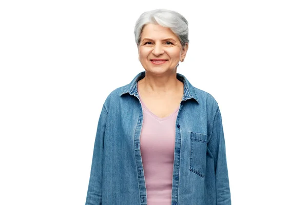 Retrato de mujer mayor sonriente en camisa de mezclilla — Foto de Stock