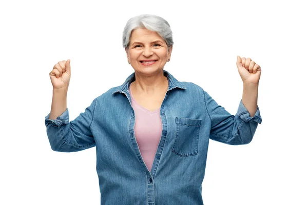 데님 셔츠를 입은 연로 한 여자가 웃고 있는 모습 — 스톡 사진