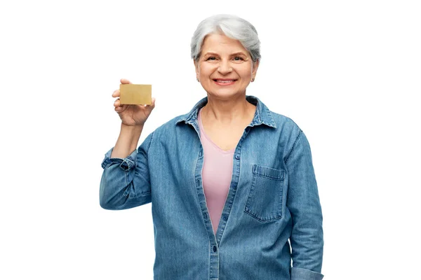 Retrato de mujer mayor sonriente con tarjeta de crédito — Foto de Stock