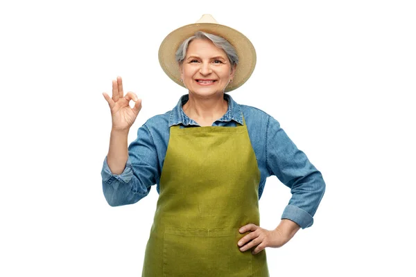 Mulher sênior no avental do jardim mostrando gesto ok — Fotografia de Stock
