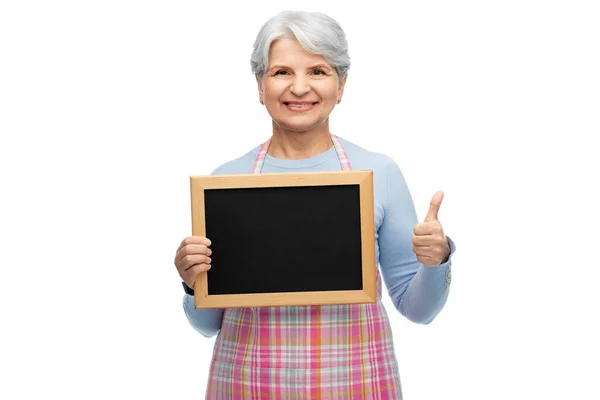 Wanita tua di celemek dengan menu yang menampilkan jempol up — Stok Foto