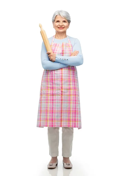 Leende äldre kvinna i förkläde med rullande stift — Stockfoto
