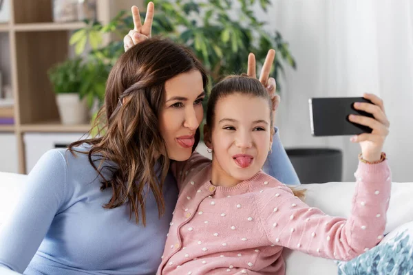 Familia feliz tomando selfie por teléfono inteligente en casa Fotos De Stock