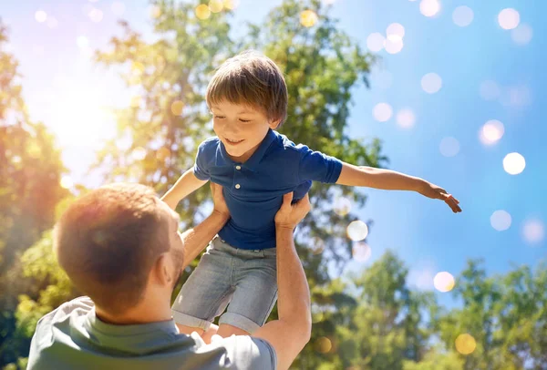 Heureux père avec fils jouer dans le parc d'été — Photo