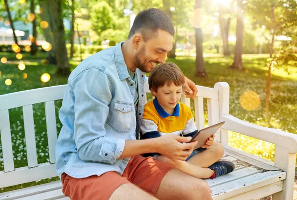 Vater und Sohn mit Tablet-PC im Park — Stockfoto