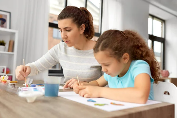 Mother with little daughter drawing at home — Stock Photo, Image