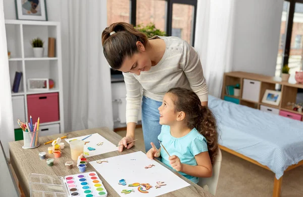 Madre con hija pequeña dibujando en casa —  Fotos de Stock